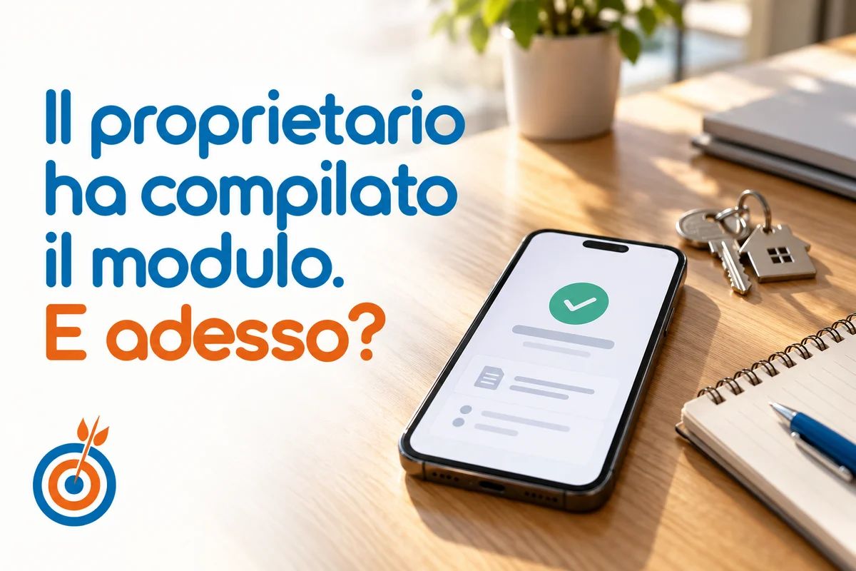 Il proprietario ha compilato il modulo. E adesso? Smartphone con conferma di invio di un modulo, chiavi di casa e taccuino accanto al titolo “Il proprietario ha compilato il modulo. E adesso?”